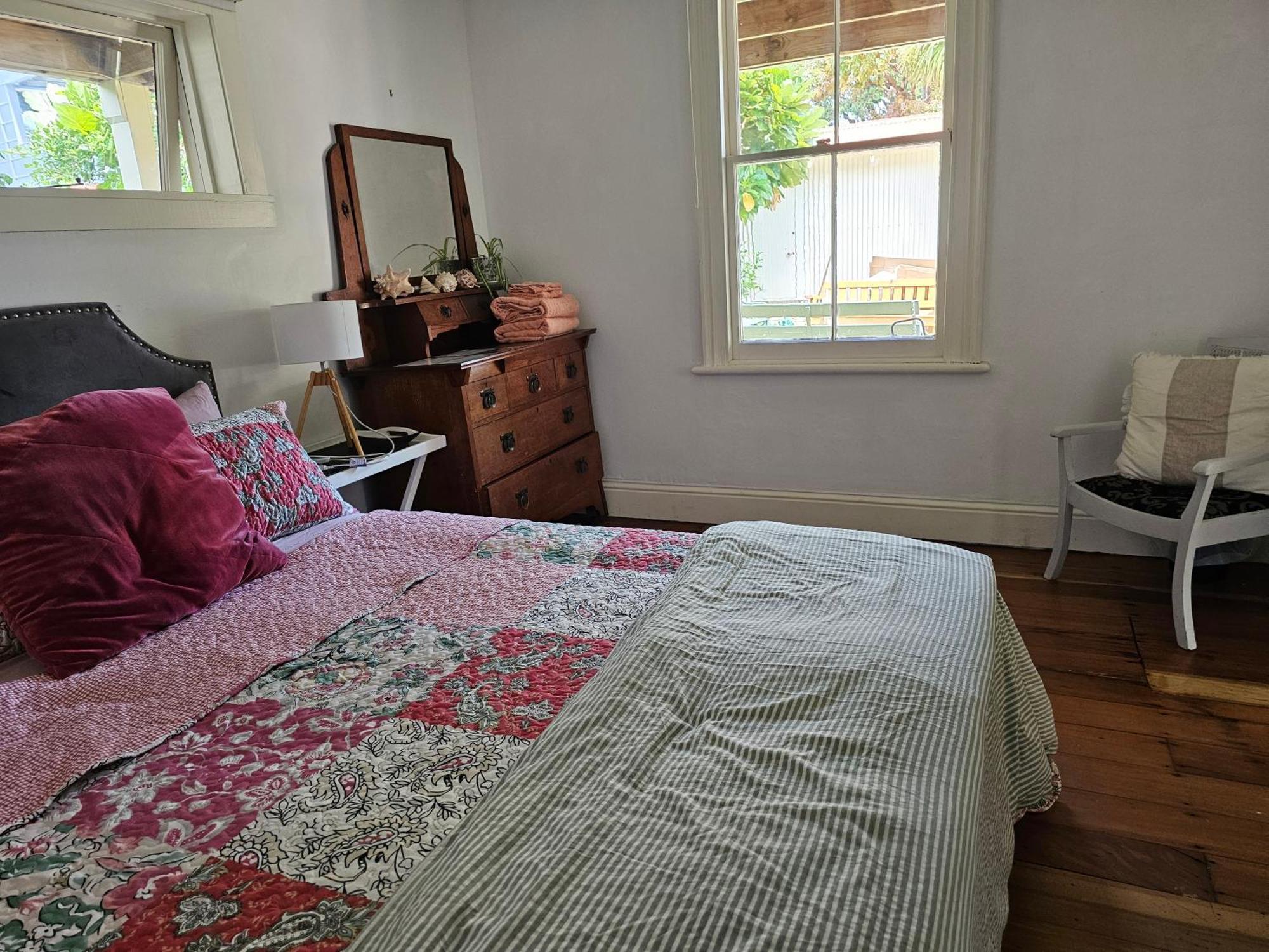Brony'S Beachfront-Short And Long Term Stays Porirua Oda fotoğraf